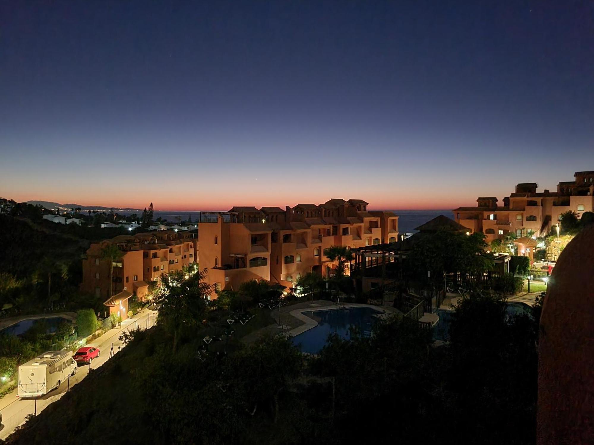 Sea View Penthouse Apartment With Hot Tub - Casa Bella Vista, Buenas Noches , Estepona Kültér fotó