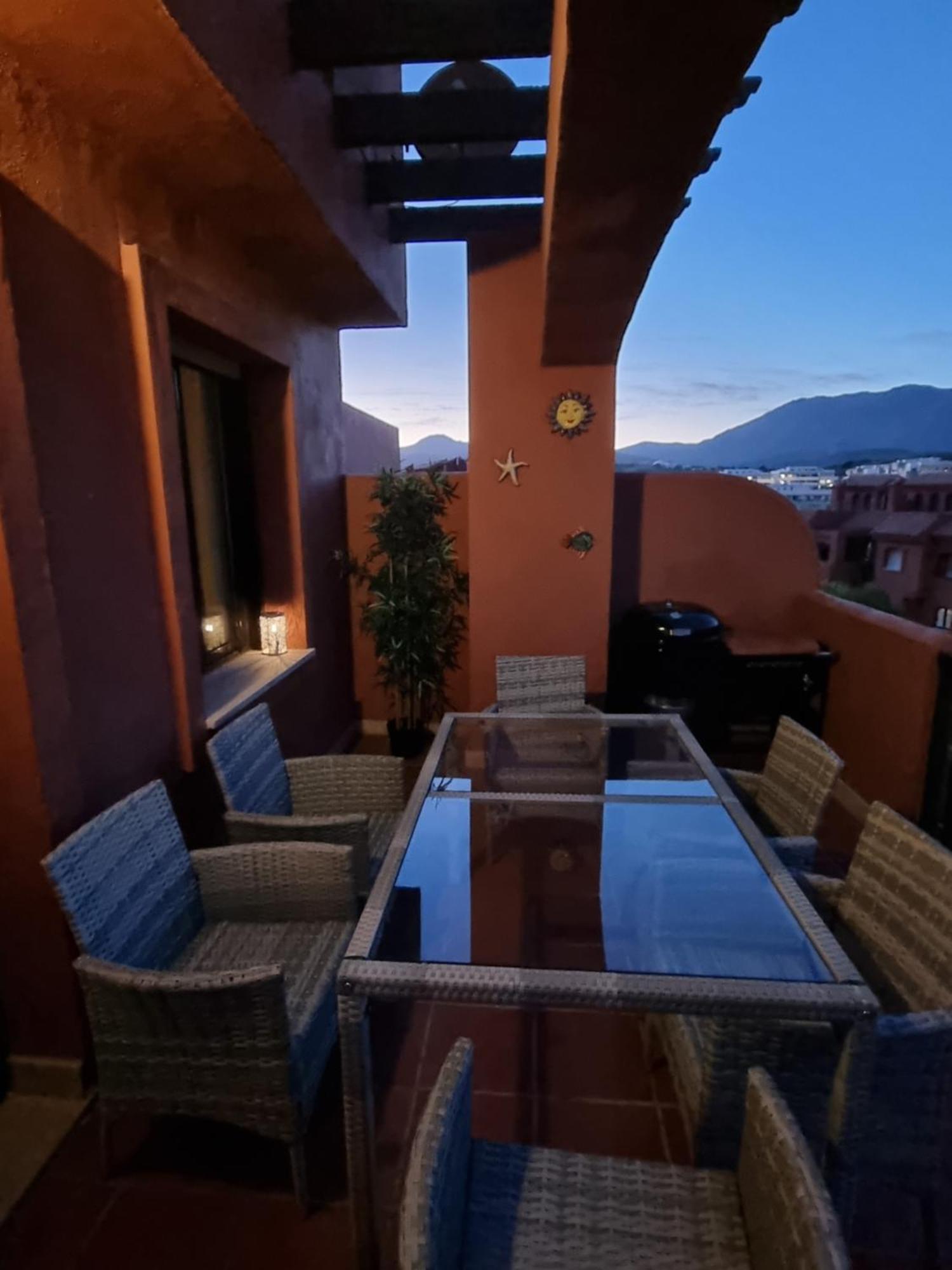 Sea View Penthouse Apartment With Hot Tub - Casa Bella Vista, Buenas Noches , Estepona Kültér fotó
